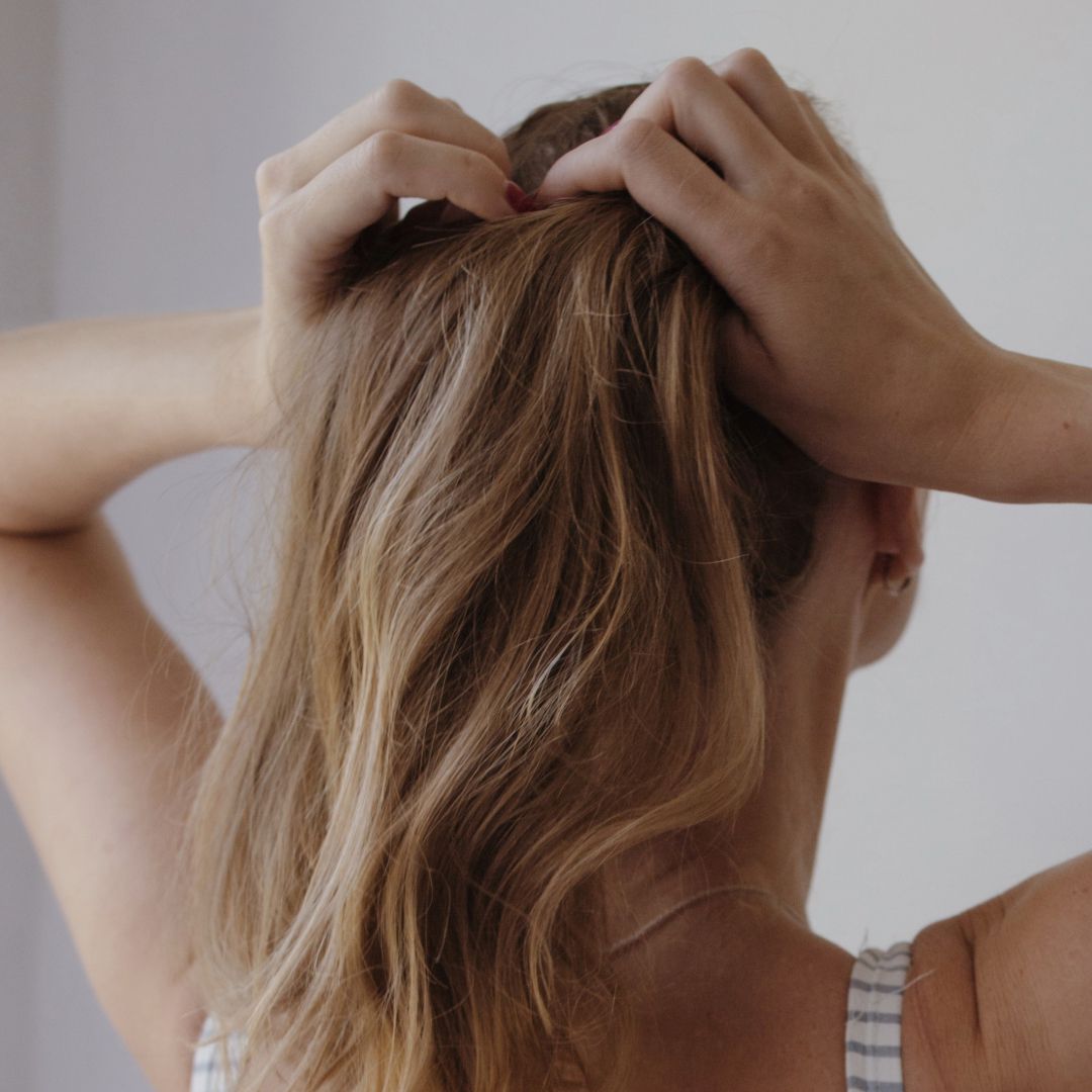 Le Massage du Cuir Chevelu : Un Rituel de Beauté pour Chouchouter Vos Cheveux - Les bains de Cléopâtre